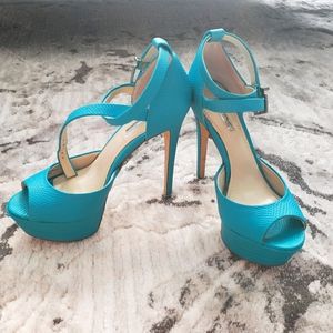BCBGeneration turquoise platform heels